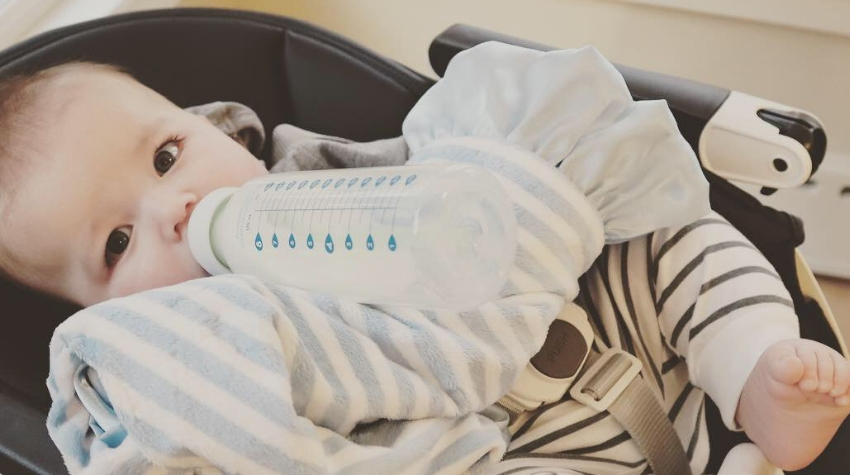 Twin bottle feeding hotsell